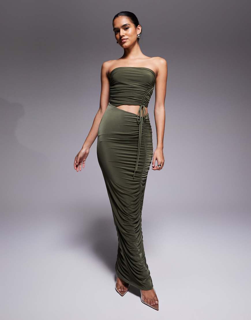ASOS DESIGN - Trägerloses, gerafftes Maxikleid in Khaki-Grün von ASOS DESIGN
