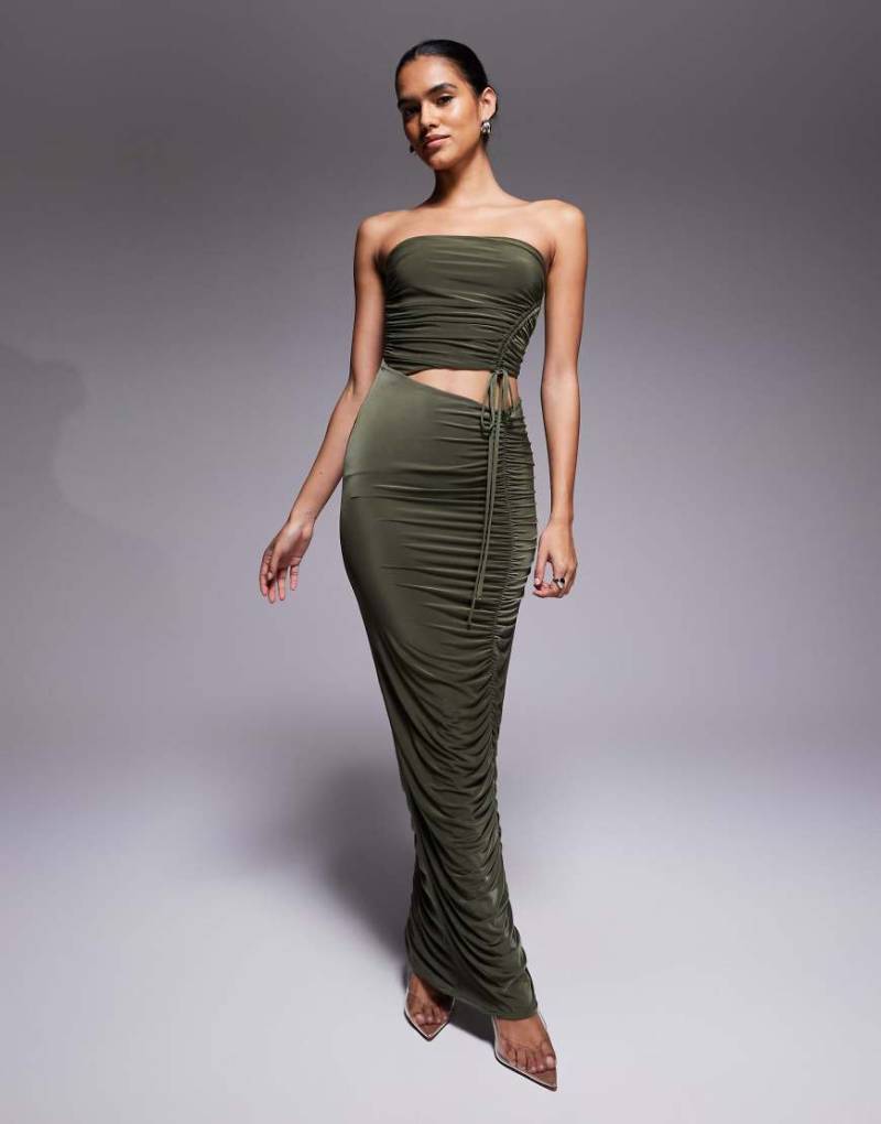 ASOS DESIGN - Trägerloses, gerafftes Maxikleid in Khaki-Grün von ASOS DESIGN