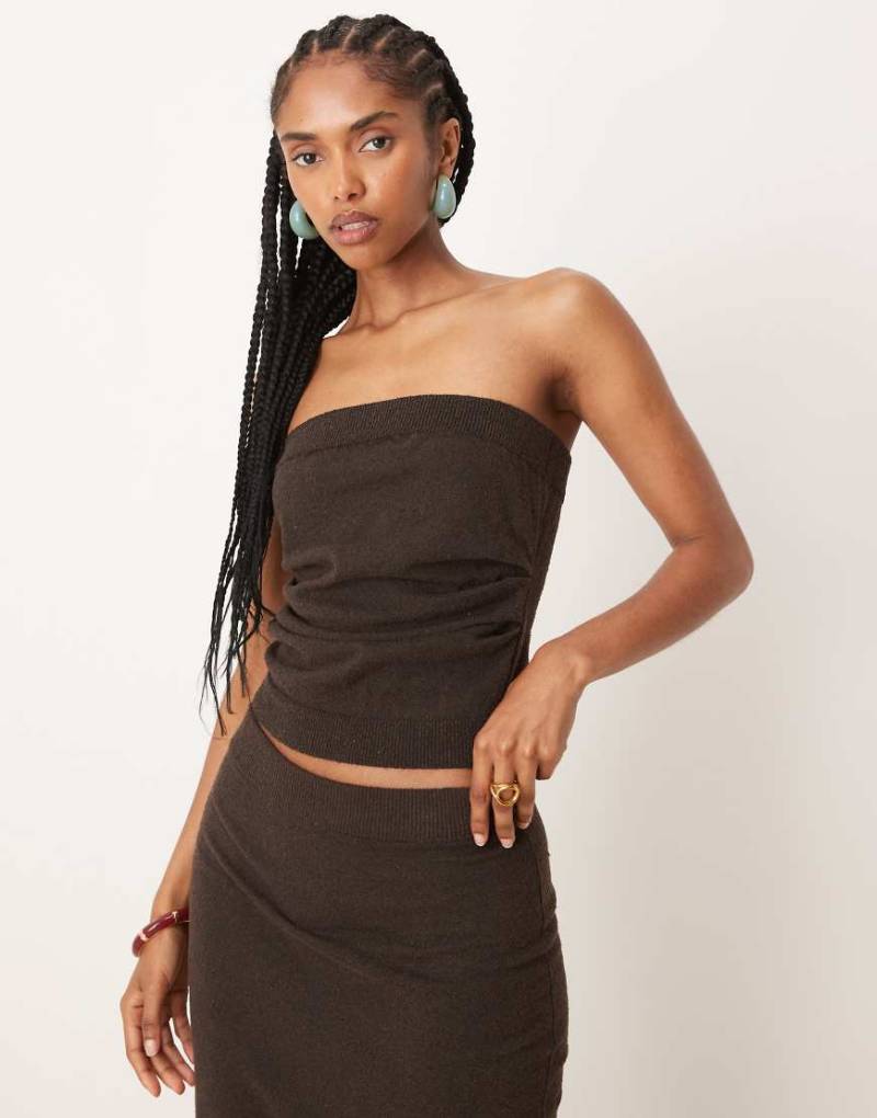 ASOS DESIGN - Trägerloses, gerafftes Oberteil aus Bouclé-Strick in Schokobraun, Kombiteil ASOS DESIGN - Trägerloses, gerafftes Oberteil aus Bouclé-Strick in Schokobraun, Kombiteil von ASOS DESIGN
