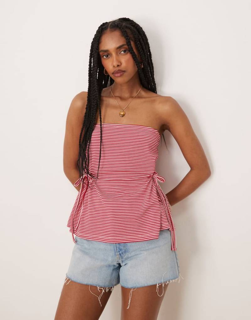 ASOS DESIGN - Trägerloses, gerafftes Oberteil in gestreiftem Rot mit seitlicher Bindung von ASOS DESIGN
