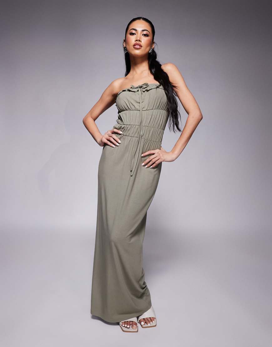 ASOS DESIGN - Trägerloses, gestuftes Maxikleid in Khaki mit gerafftem Design-Weiß ASOS DESIGN - Trägerloses, gestuftes Maxikleid in Khaki mit gerafftem Design-Weiß von ASOS DESIGN