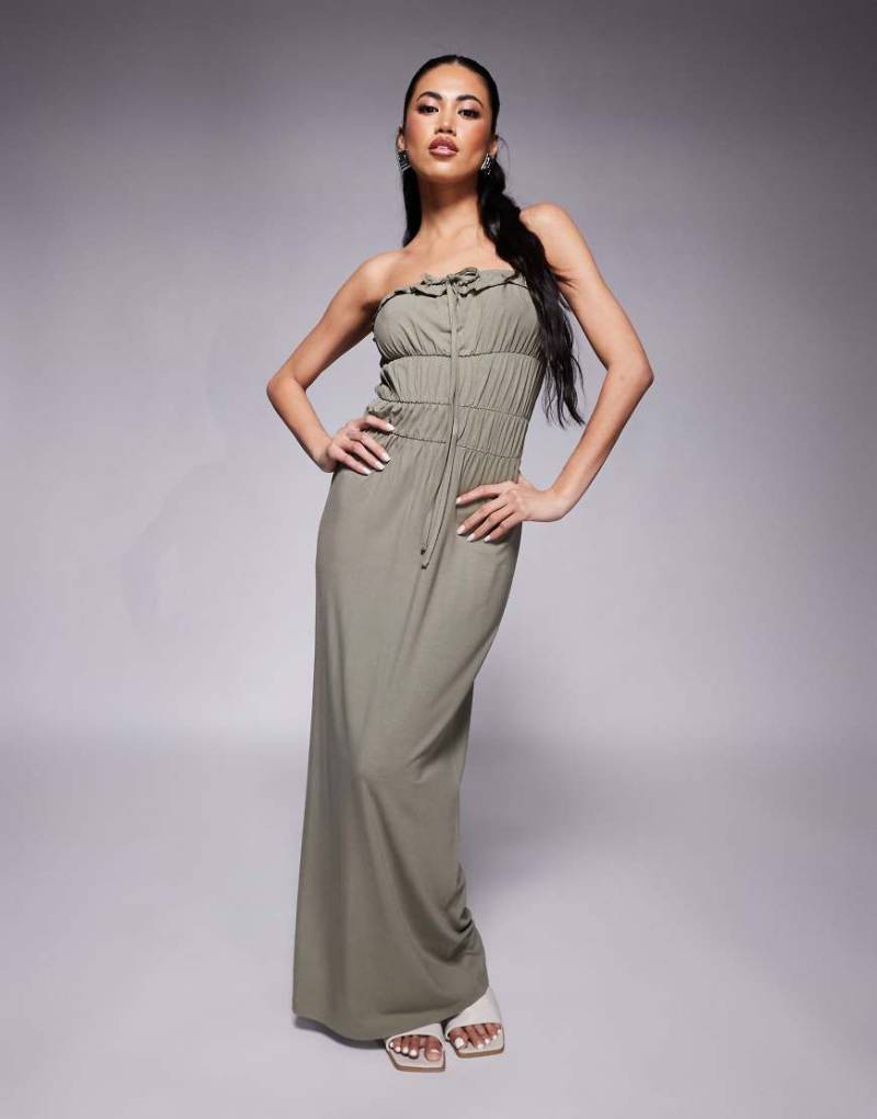 ASOS DESIGN - Trägerloses, gestuftes Maxikleid in Khaki mit gerafftem Design-Weiß von ASOS DESIGN