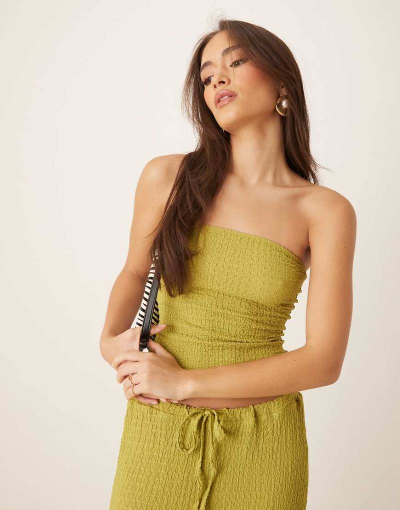 ASOS DESIGN - Trägerloses, strukturiertes Longline-Oberteil in Olivgrün, Kombiteil von ASOS DESIGN