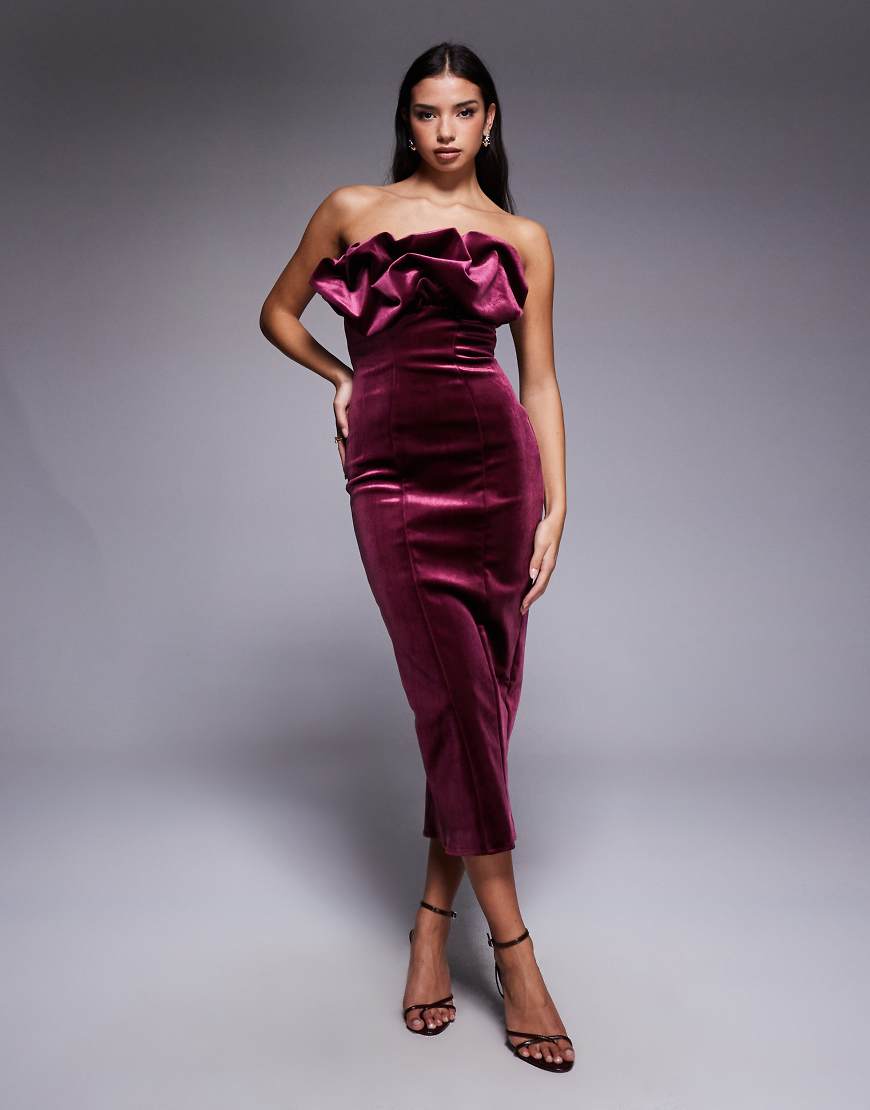 ASOS DESIGN - Trägerloses, strukturiertes Midikleid in Burgunderrot aus gebondetem Samt mit Rüschenmiederdetail von ASOS DESIGN