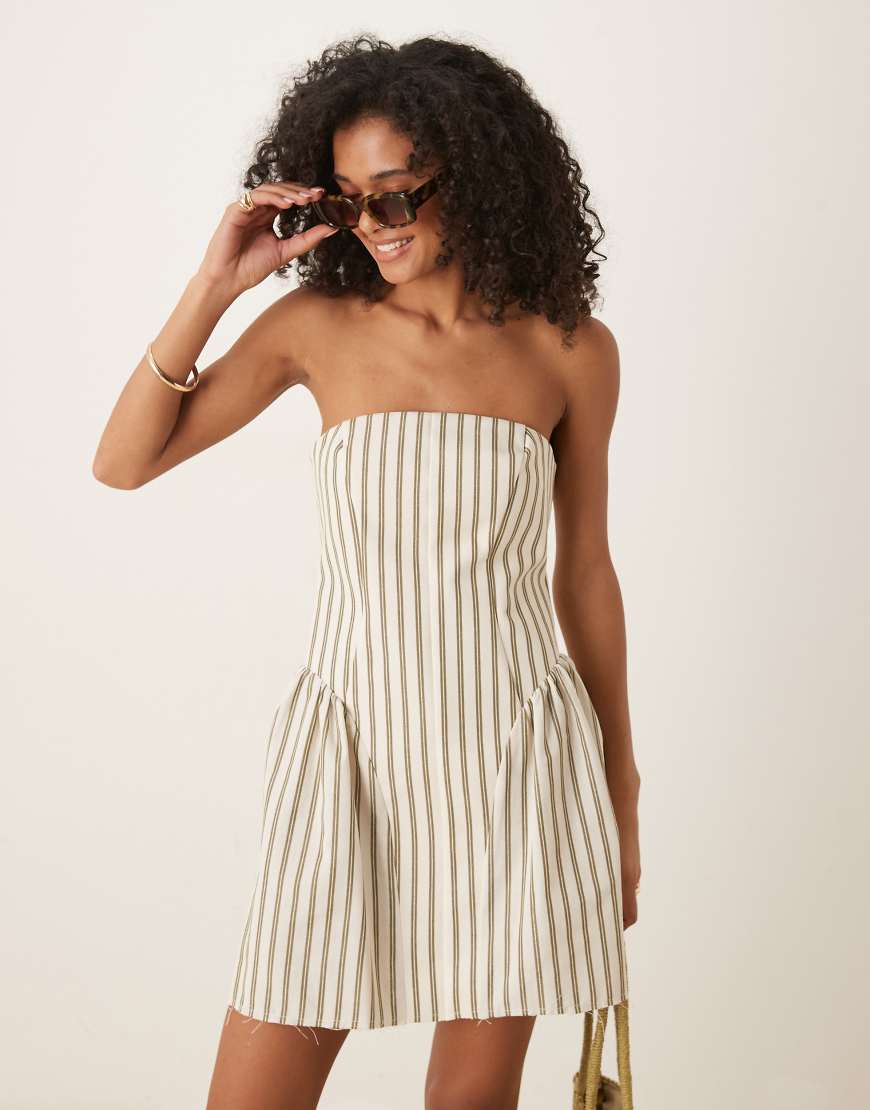 ASOS DESIGN - Trägerloses, verstärktes und strukturiertes Minikleid mit Streifen in Naturfarben-Bunt ASOS DESIGN - Trägerloses, verstärktes und strukturiertes Minikleid mit Streifen in Naturfarben-Bunt von ASOS DESIGN