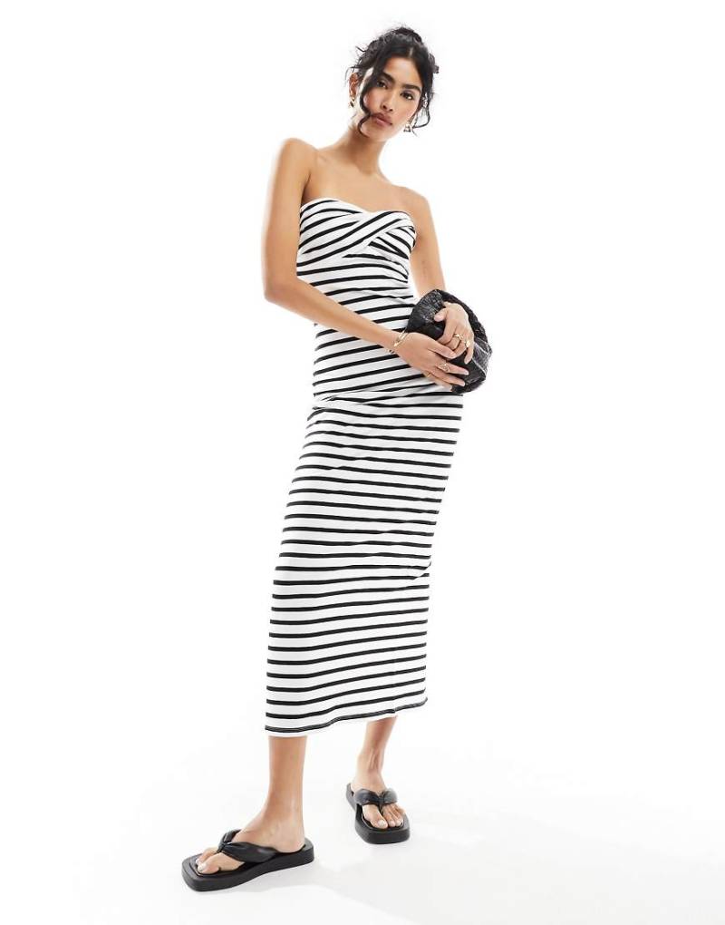 ASOS DESIGN - Trägerloses, wadenlanges Bodycon-Maxikleid mit überkreuzter Brustpartie und Streifenmuster in Schwarz-Weiß-Bunt von ASOS DESIGN