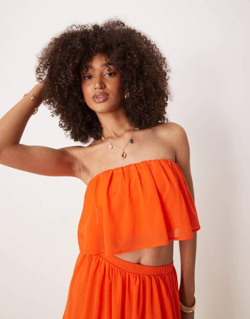 ASOS DESIGN - Trägerloses Cropped-Top in Orange mit gerafftem Design, Kombiteil von ASOS DESIGN