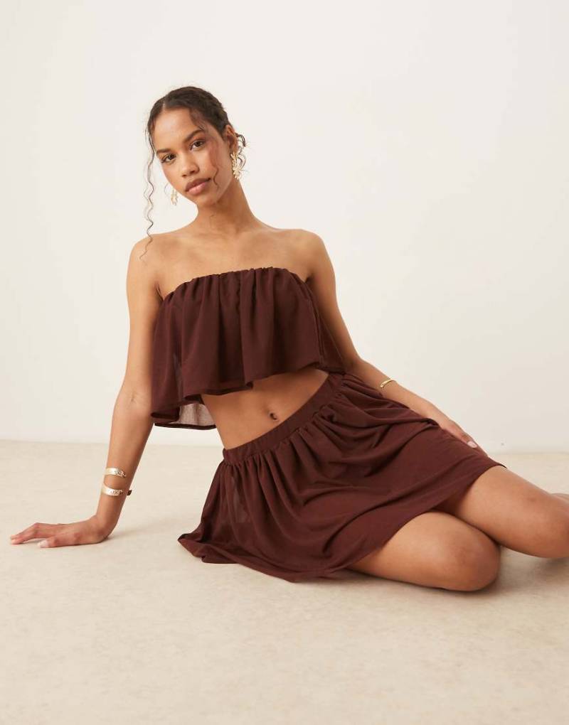 ASOS DESIGN - Trägerloses Cropped-Top in Schokobraun mit gerafftem Design, Kombiteil von ASOS DESIGN