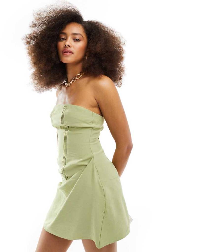 ASOS DESIGN - Trägerloses Leinen-Minikleid in Salbeigrün mit Biesendetail-Neutral von ASOS DESIGN