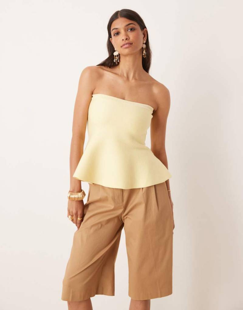 ASOS DESIGN - Trägerloses Longline-Strickoberteil in Buttermilchgelb mit strukturiertem Saum von ASOS DESIGN