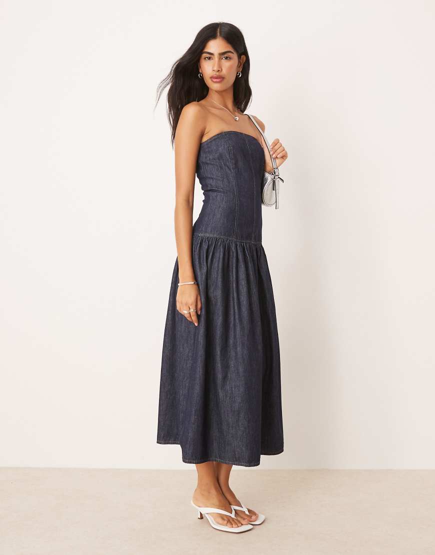 ASOS DESIGN - Trägerloses Maxi-Jeanskleid in indigoblauer Rinse-Waschung mit tiefer Taille von ASOS DESIGN
