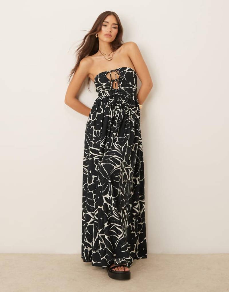 ASOS DESIGN - Trägerloses Maxi-Strandkleid in Schwarz-Weiß mit Leinenanteil, Schnürung und Blumenmuster von ASOS DESIGN