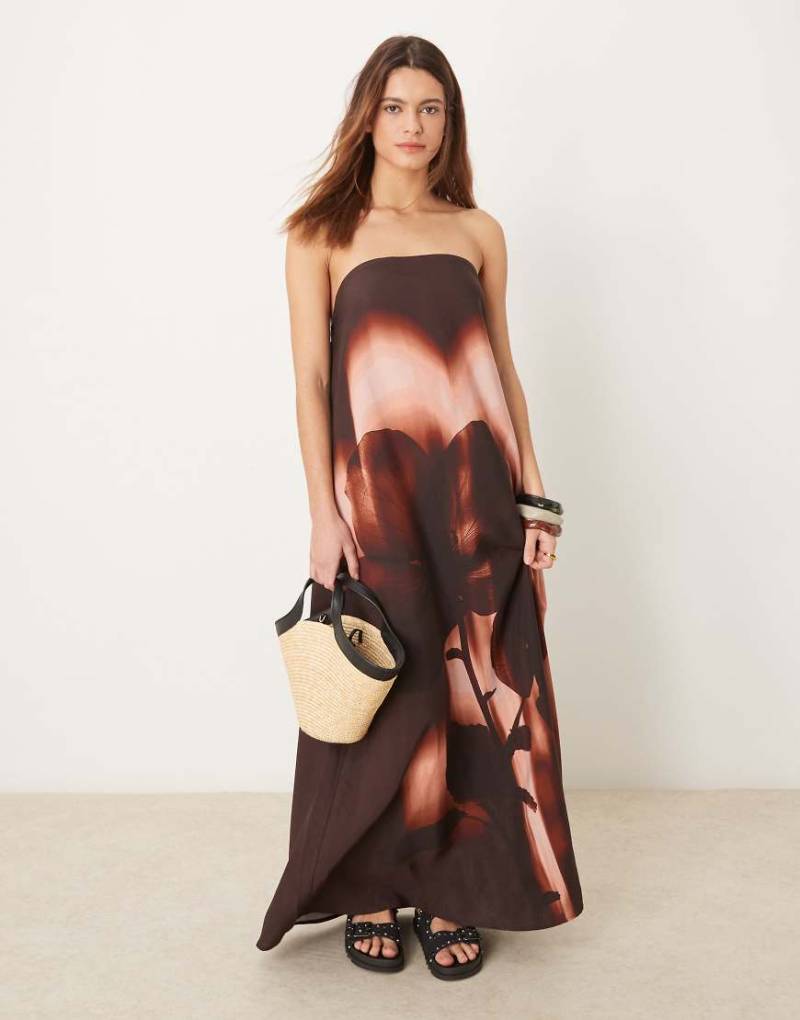 ASOS DESIGN - Trägerloses Maxikleid aus Cupro in Burgunderrot mit Blumenprint von ASOS DESIGN