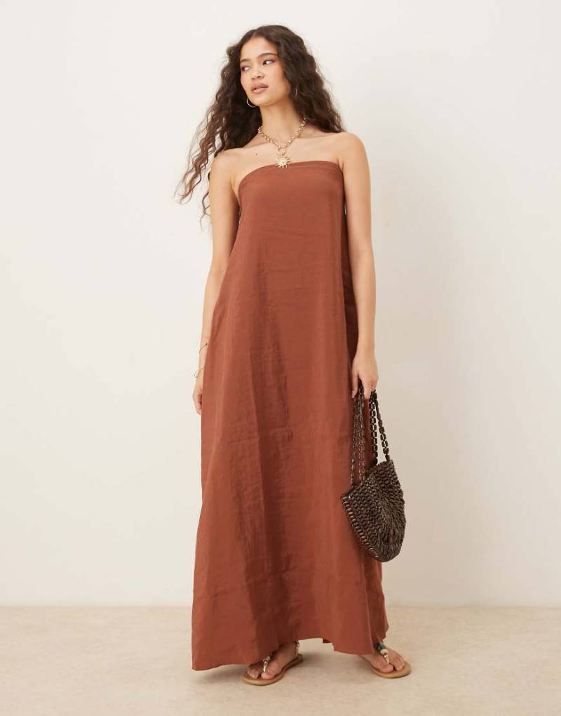 ASOS DESIGN - Trägerloses Maxikleid aus Cupro in Schokobraun von ASOS DESIGN