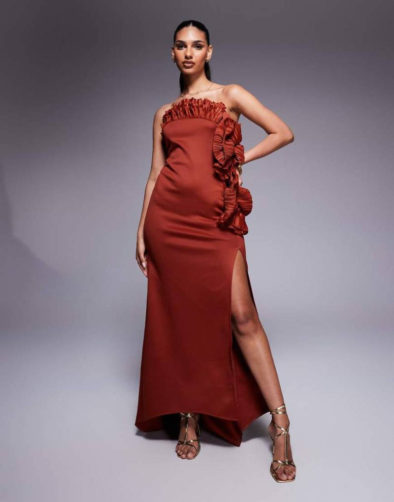 ASOS DESIGN - Trägerloses Maxikleid aus Scuba-Stoff in Rost mit fächerartigem Plissee- und Rüschen-Design-Rot von ASOS DESIGN