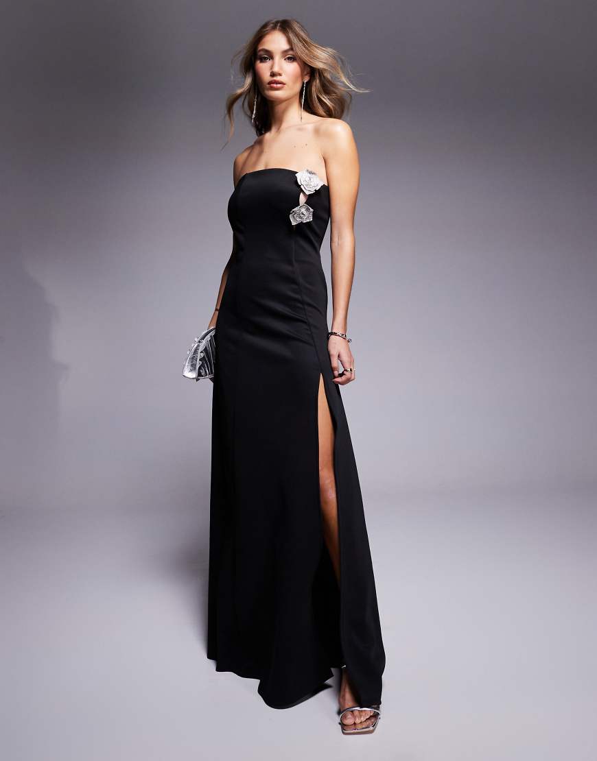 ASOS DESIGN - Trägerloses Maxikleid aus neoprenartigem Material in Schwarz mit strassbesetzer Ansteckblume und hohem Schlitz von ASOS DESIGN