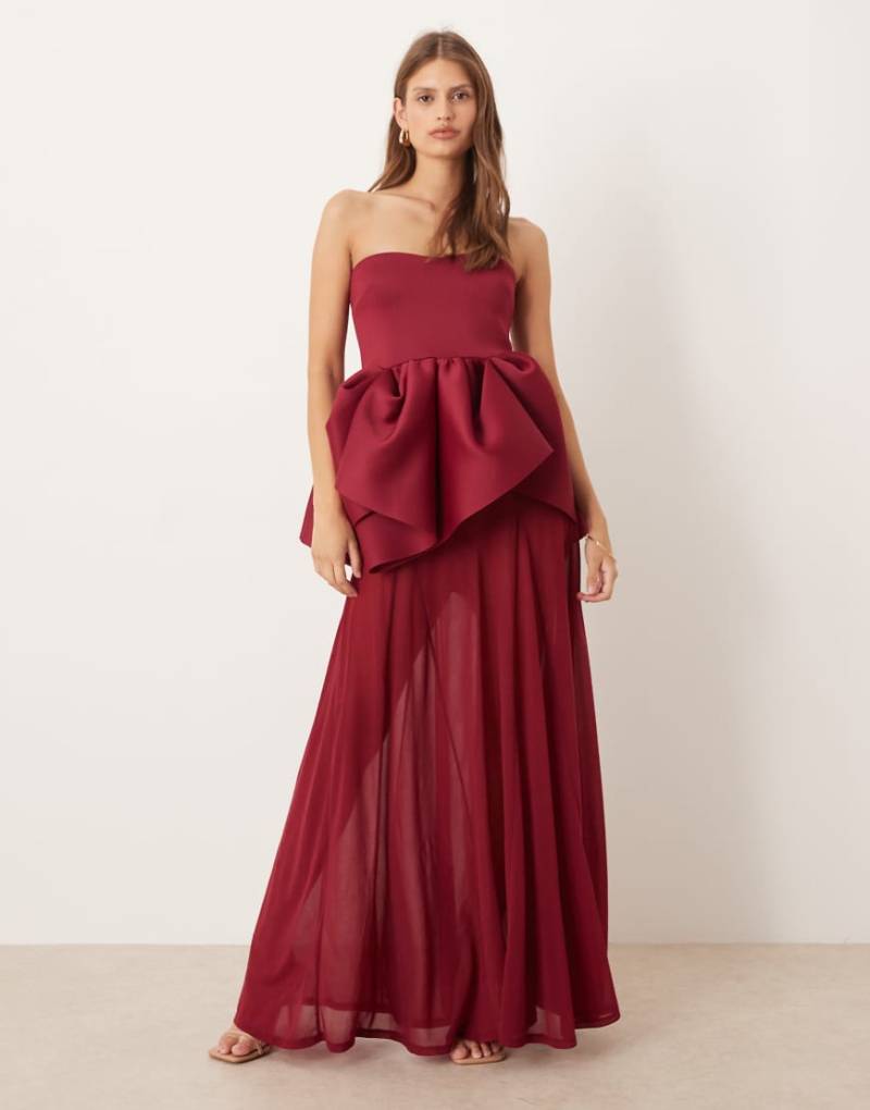 ASOS DESIGN - Trägerloses Maxikleid aus neoprenartigem Stoff in Rot mit transparentem Rock von ASOS DESIGN