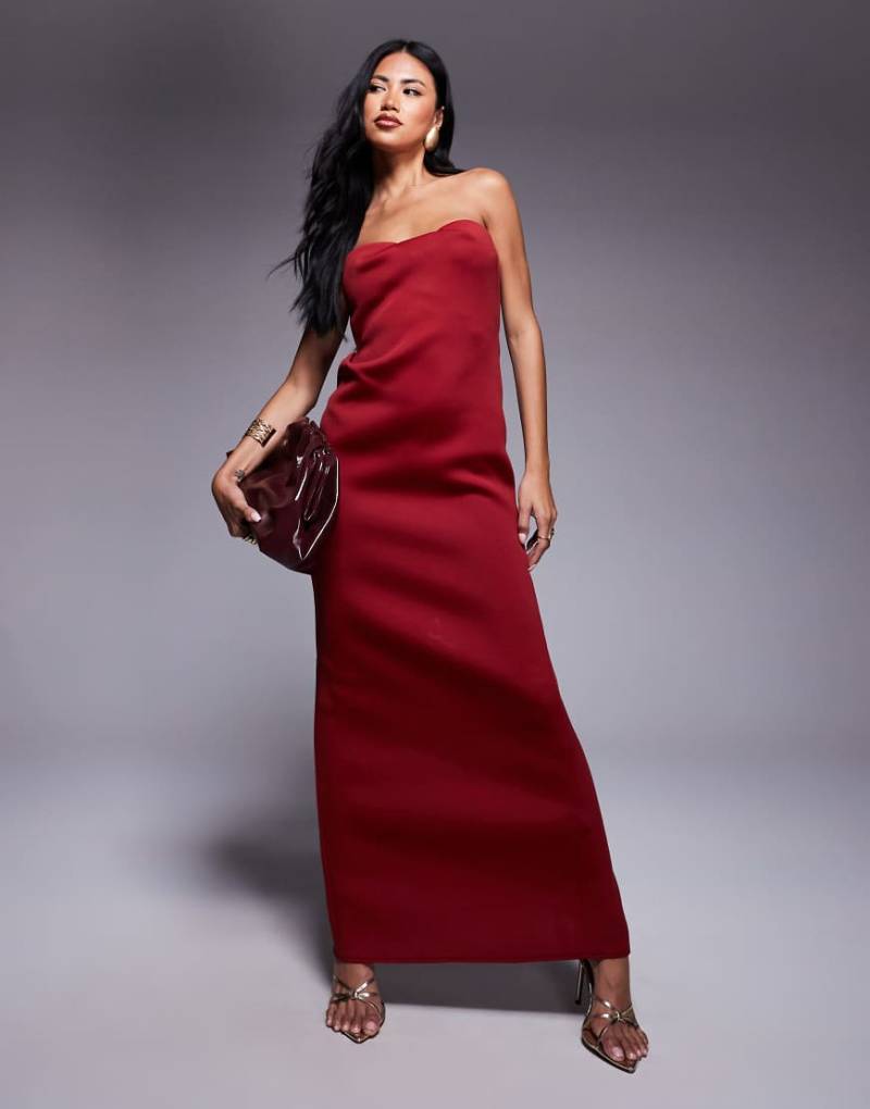 ASOS DESIGN - Trägerloses, strukturiertes Maxikleid aus neoprenartigem Stoff in dunklem Kirschrot von ASOS DESIGN