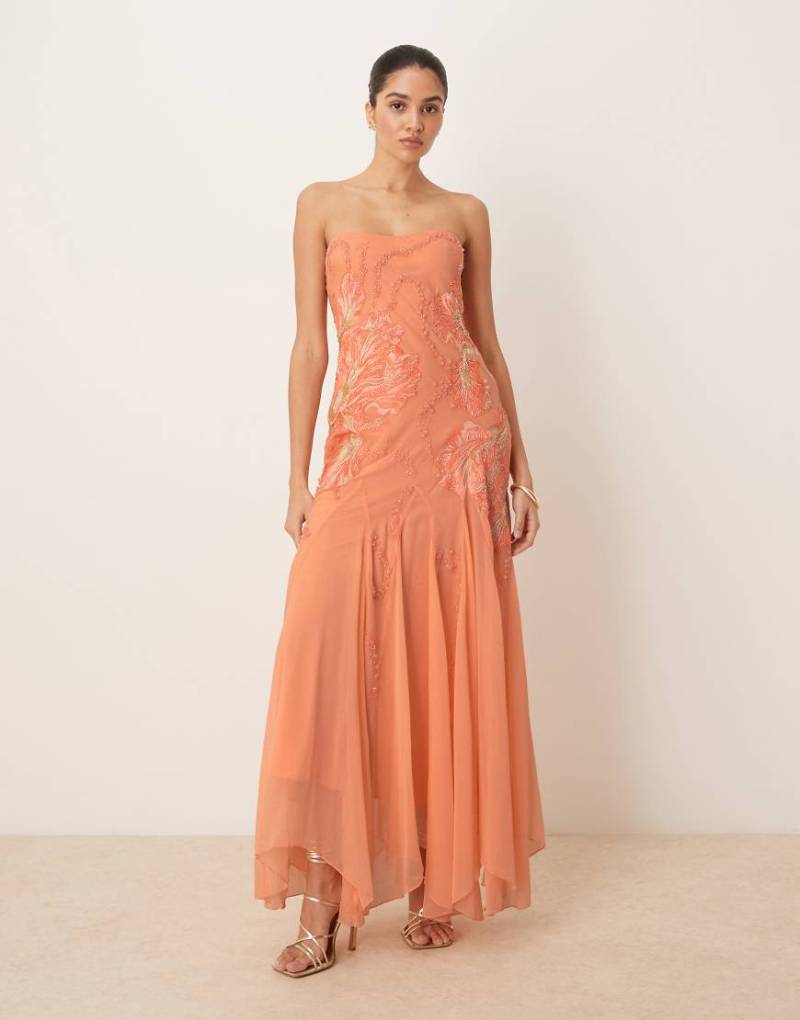 ASOS DESIGN - Trägerloses Maxikleid in Apricot mit Blumenverzierung-Rosa von ASOS DESIGN