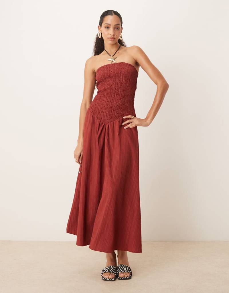 ASOS DESIGN - Trägerloses Maxikleid in Burgunderrot mit Knitterstruktur-Bunt von ASOS DESIGN