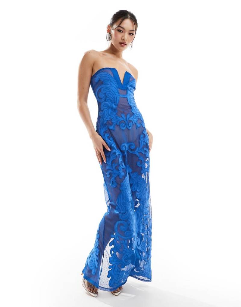 ASOS DESIGN - Trägerloses Maxikleid in Kobaltblau aus Dobby-Netzstoff mit Applikationen von ASOS DESIGN