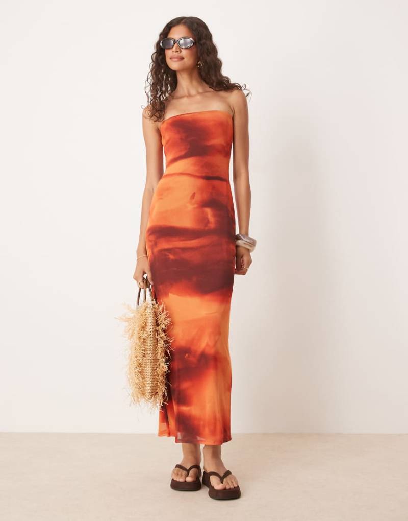 ASOS DESIGN - Trägerloses Maxikleid in Orange mit verschwommenem Print-Bunt von ASOS DESIGN