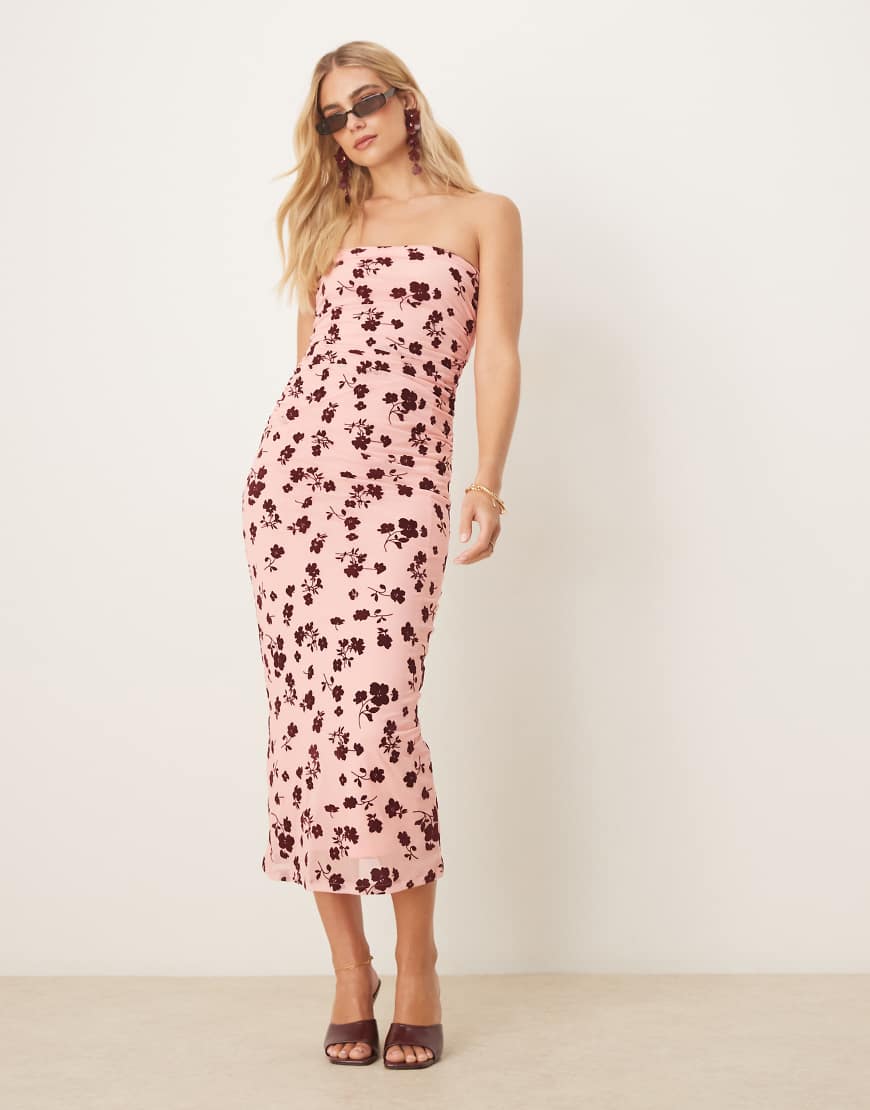 ASOS DESIGN - Trägerloses Maxikleid in Rosa mit floraler Beflockung und Raffung an den Seiten von ASOS DESIGN