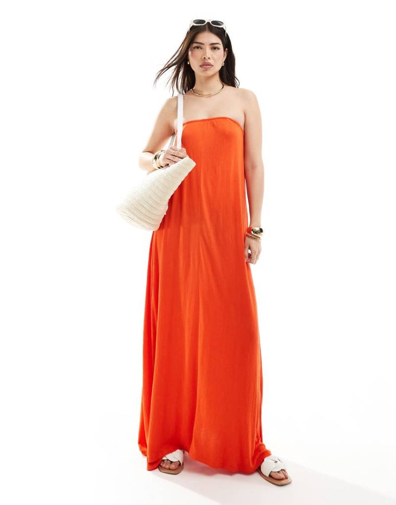ASOS DESIGN - Trägerloses Maxikleid in Rot mit Knitterstruktur von ASOS DESIGN