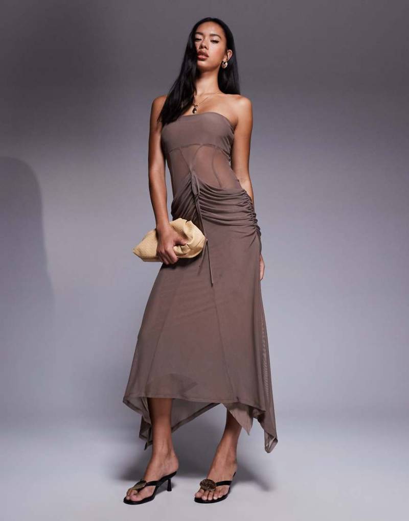 ASOS DESIGN - Trägerloses Maxikleid in Schokobraun mit Korsettdetail aus Netzstoff von ASOS DESIGN