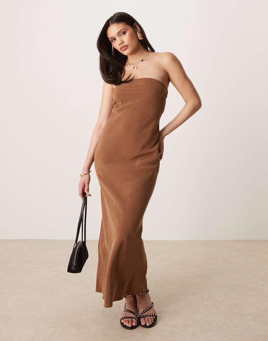 ASOS DESIGN - Trägerloses Maxikleid in Schokobraun ASOS DESIGN - Trägerloses Maxikleid in Schokobraun von ASOS DESIGN