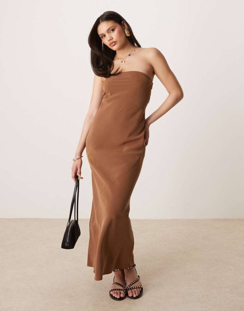ASOS DESIGN - Trägerloses Maxikleid in Schokobraun von ASOS DESIGN