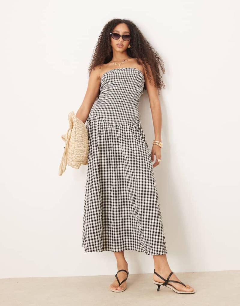 ASOS DESIGN - Trägerloses Maxikleid in Schwarz-Weiß mit Vichy-Karos und Knitterstruktur-Bunt von ASOS DESIGN