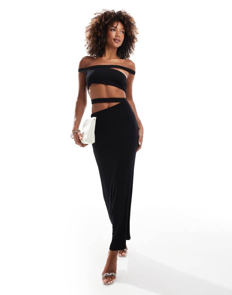 ASOS DESIGN - Trägerloses Maxikleid in Schwarz mit Schlitz am Ausschnitt von ASOS DESIGN