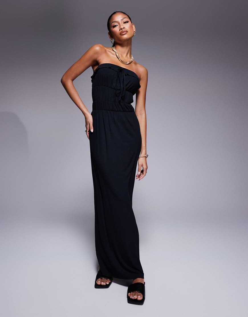 ASOS DESIGN - Trägerloses Maxikleid in Schwarz mit gestufter Taille und Raffung von ASOS DESIGN