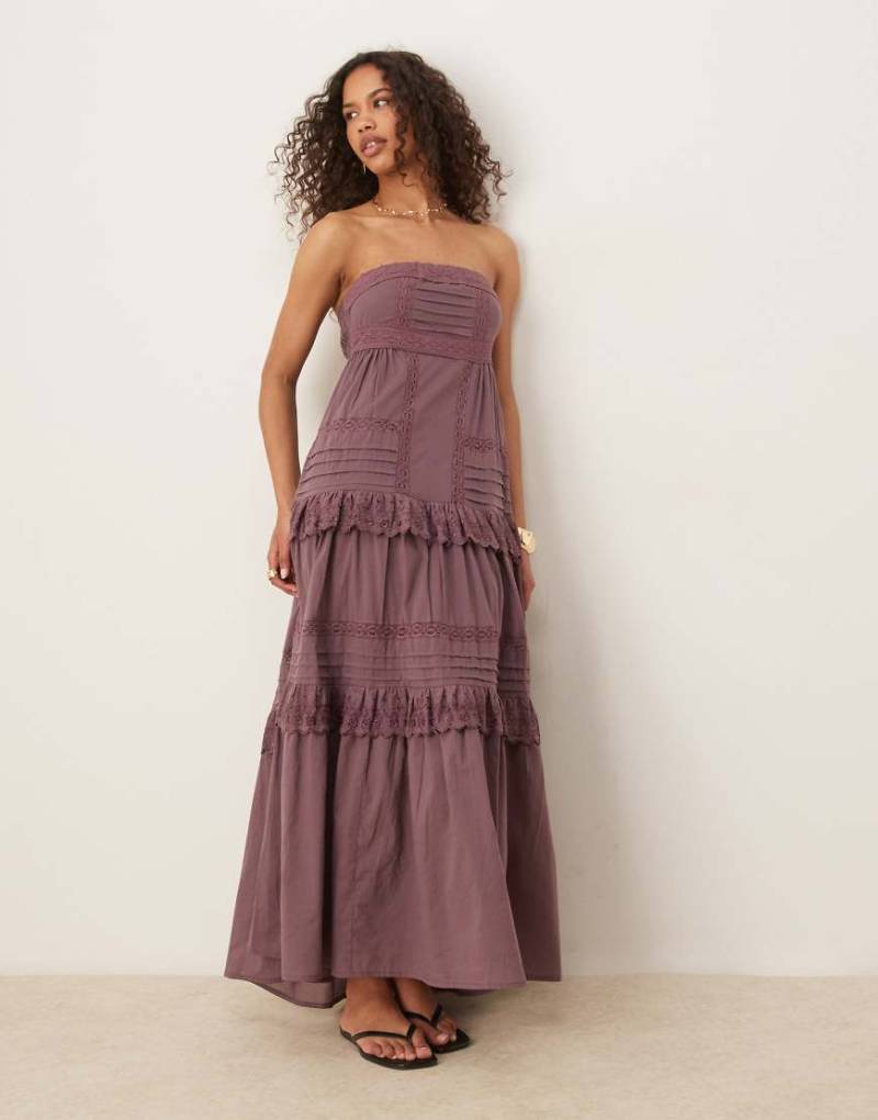 ASOS DESIGN - Trägerloses Maxikleid in kräftigem Traubenlila mit Biesen und Stufendesign aus Spitze von ASOS DESIGN