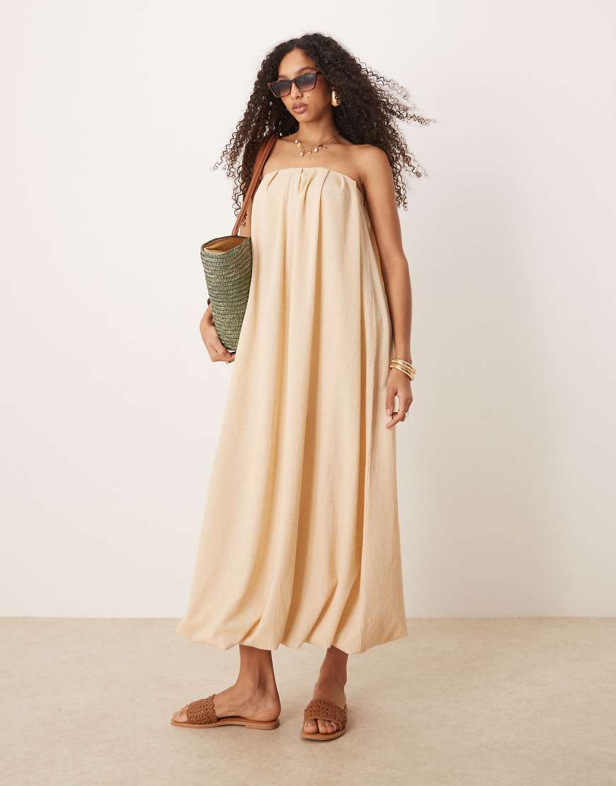 ASOS DESIGN - Trägerloses Maxikleid in neutraler Farbe mit Ballonsaum von ASOS DESIGN
