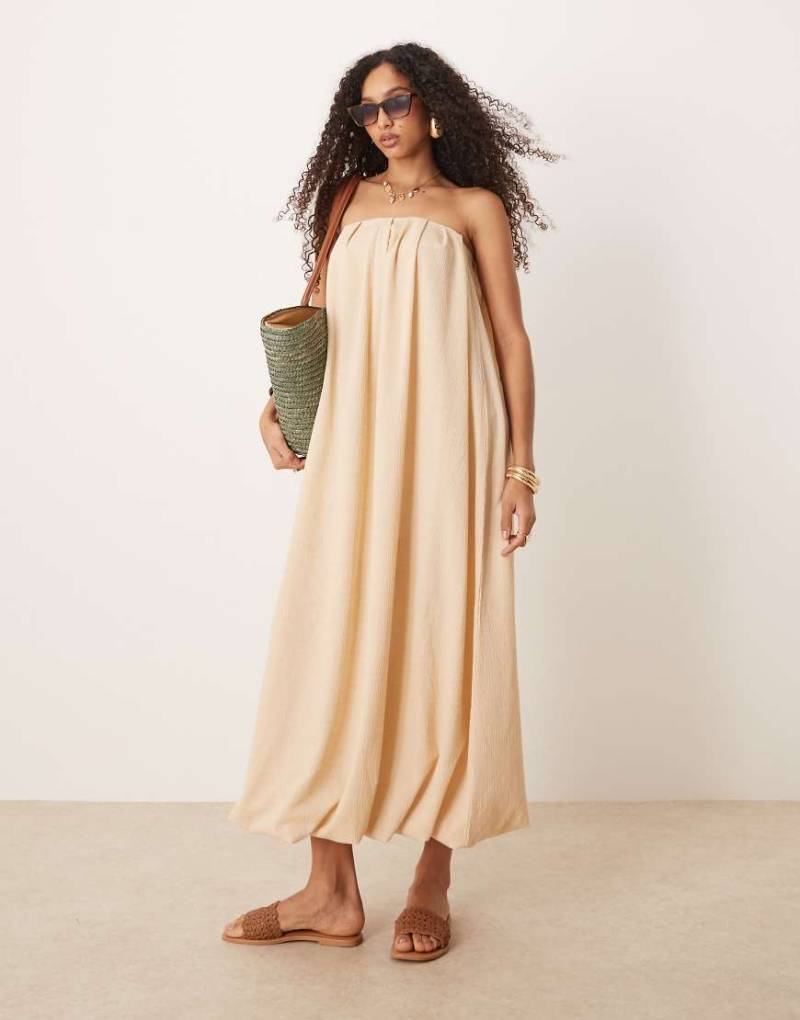 ASOS DESIGN - Trägerloses Maxikleid in neutraler Farbe mit Ballonsaum von ASOS DESIGN