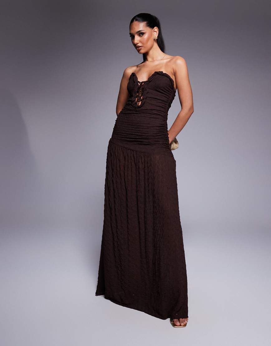ASOS DESIGN - Trägerloses Maxikleid in strukturiertem Schokobraun mit abgerundetem Saum und Schnürdetail ASOS DESIGN - Trägerloses Maxikleid in strukturiertem Schokobraun mit abgerundetem Saum und Schnürdetail von ASOS DESIGN