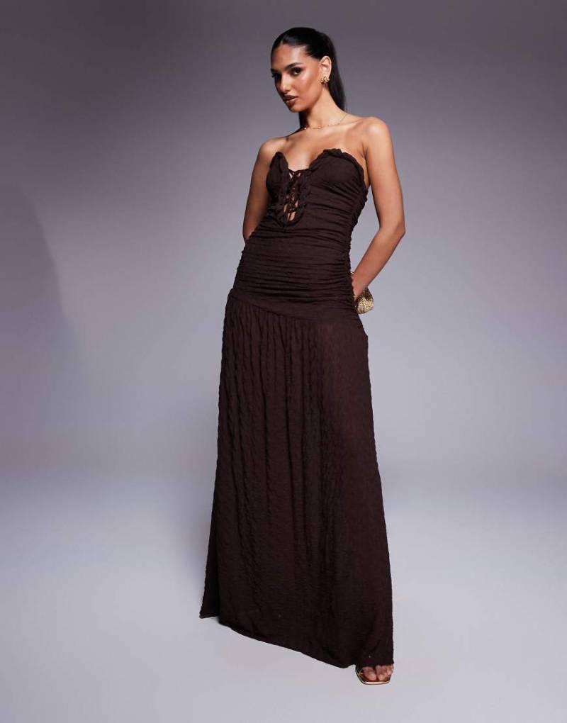 ASOS DESIGN - Trägerloses Maxikleid in strukturiertem Schokobraun mit abgerundetem Saum und Schnürdetail von ASOS DESIGN