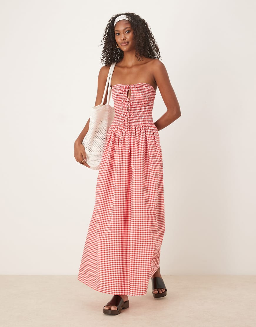 ASOS DESIGN - Trägerloses Maxikleid mit rot-weißen Vichy-Karos, gesmoktem Oberteil und Bindedetail ASOS DESIGN - Trägerloses Maxikleid mit rot-weißen Vichy-Karos, gesmoktem Oberteil und Bindedetail von ASOS DESIGN