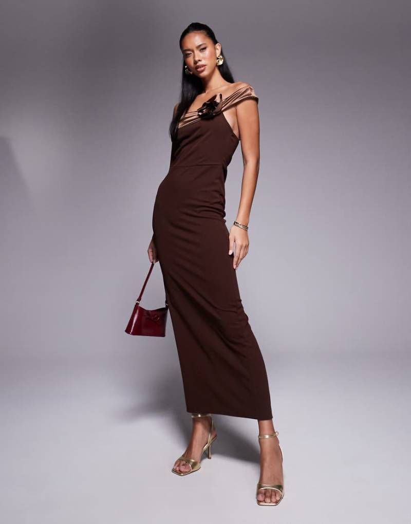ASOS DESIGN - Midaxi-Kleid aus neoprenartigem Stoff in Schokobraun mit Ansteckblume und kontrastierendem Bandeau-Ausschnitt-Bunt von ASOS DESIGN