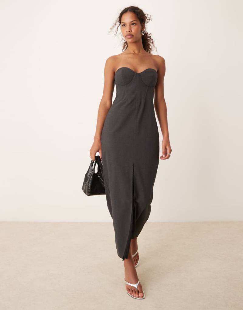 ASOS DESIGN - Trägerloses Midaxikleid in Anthrazitgrau mit Korsett-Detail und Schlitz auf der Vorderseite von ASOS DESIGN