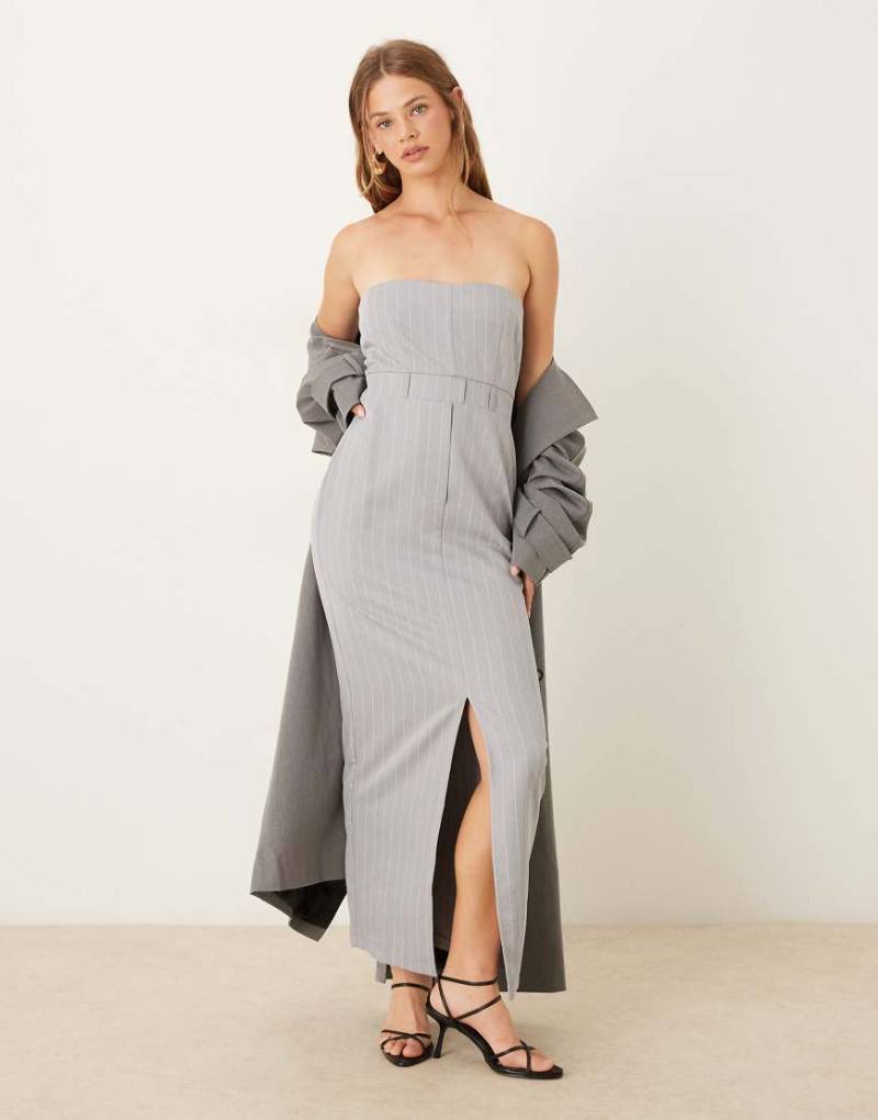 ASOS DESIGN - Trägerloses Midaxikleid in Grau mit Nadelstreifen und Schlitz vorne von ASOS DESIGN