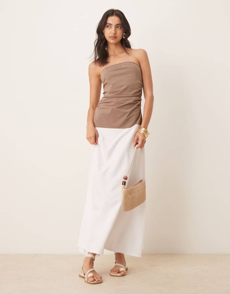 ASOS DESIGN - Trägerloses Midikleid in Mokka mit Popeline-Rock in Weiß-Bunt von ASOS DESIGN