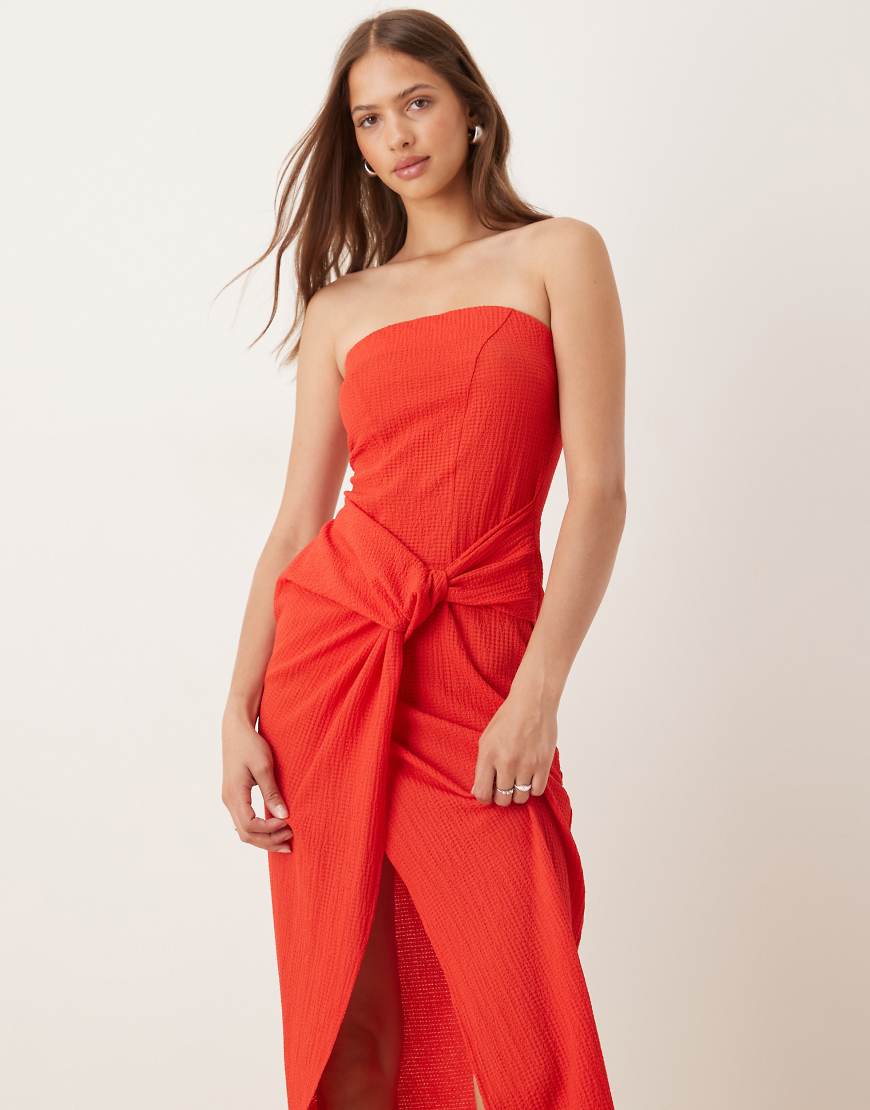 ASOS DESIGN - Trägerloses Midikleid in Rot mit verdrehter, drapierter Vorderseite von ASOS DESIGN