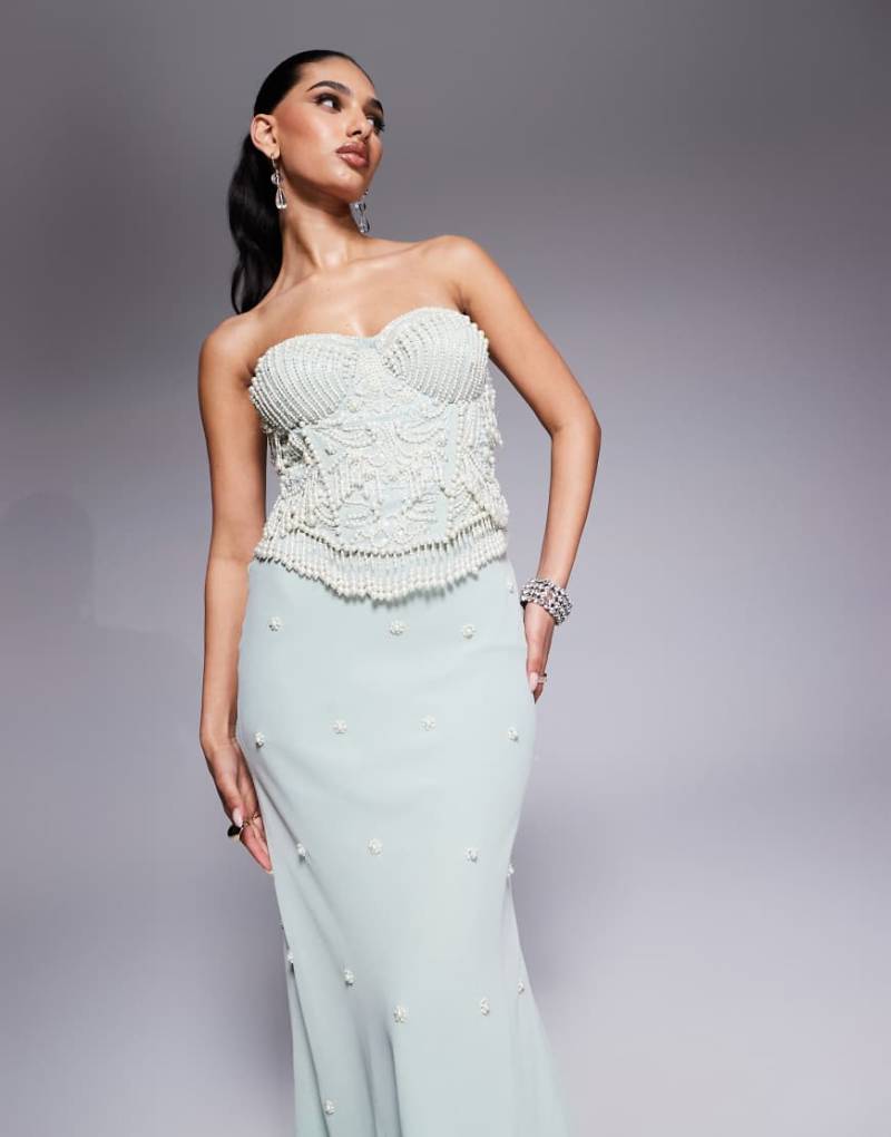 ASOS DESIGN - Trägerloses Midikleid in Salbeigrün mit Perlen und asymmetrischem Schnitt von ASOS DESIGN