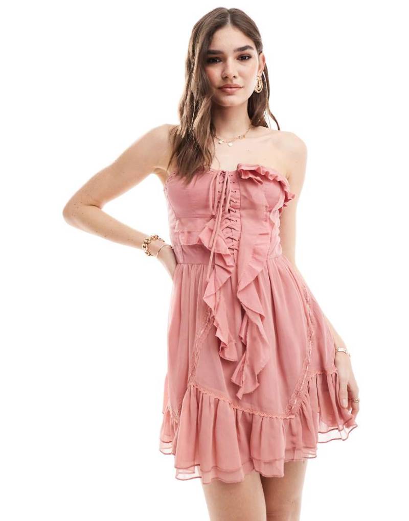 ASOS DESIGN - Trägerloses Mini-Skater-Kleid in Altrosa mit Rüschen und weitem Rock von ASOS DESIGN