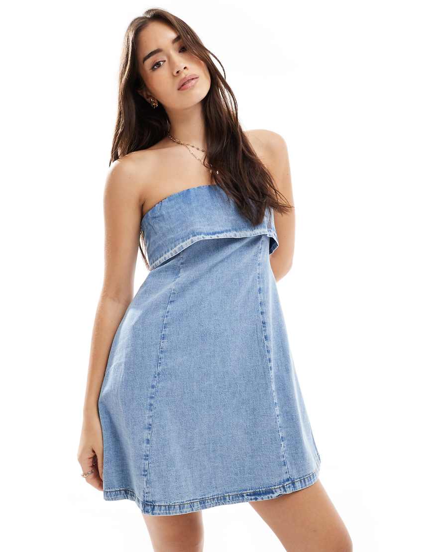 ASOS DESIGN - Trägerloses Minikleid aus Denim in mittlerer Waschung mit Umschlag-Blau von ASOS DESIGN