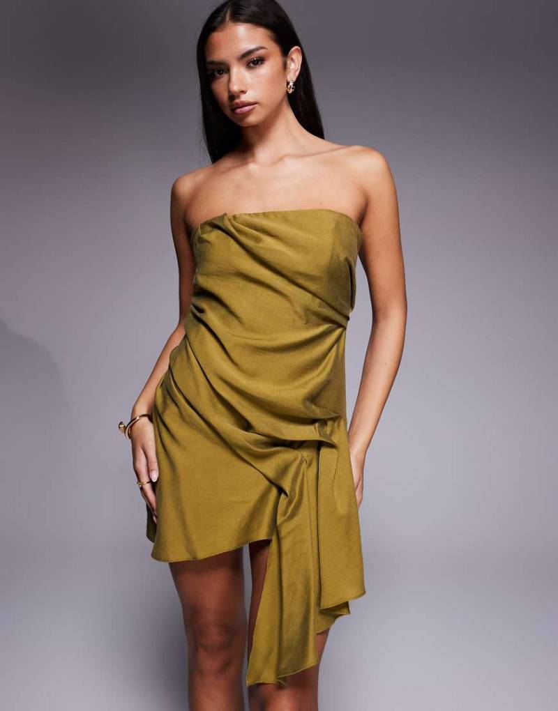 ASOS DESIGN - Trägerloses Minikleid in Grün mit seitlichem Faltendetail von ASOS DESIGN
