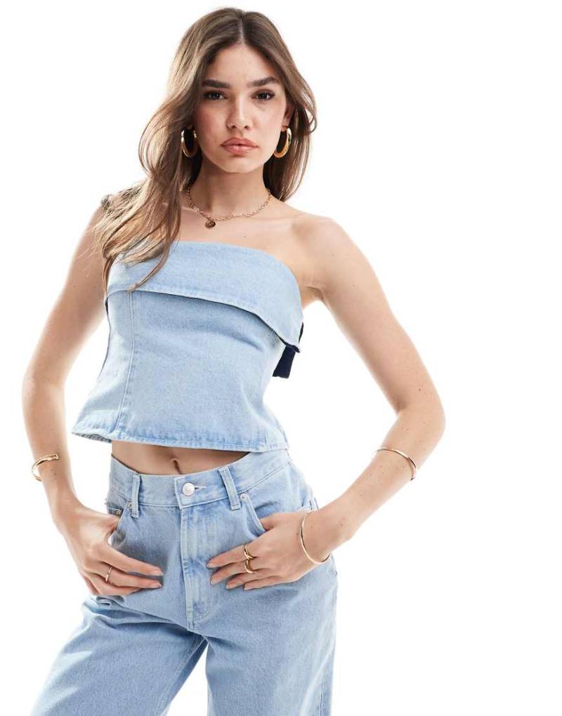 ASOS DESIGN - Trägerloses Oberteil aus Denim mit ausgeblichener Optik-Blau von ASOS DESIGN